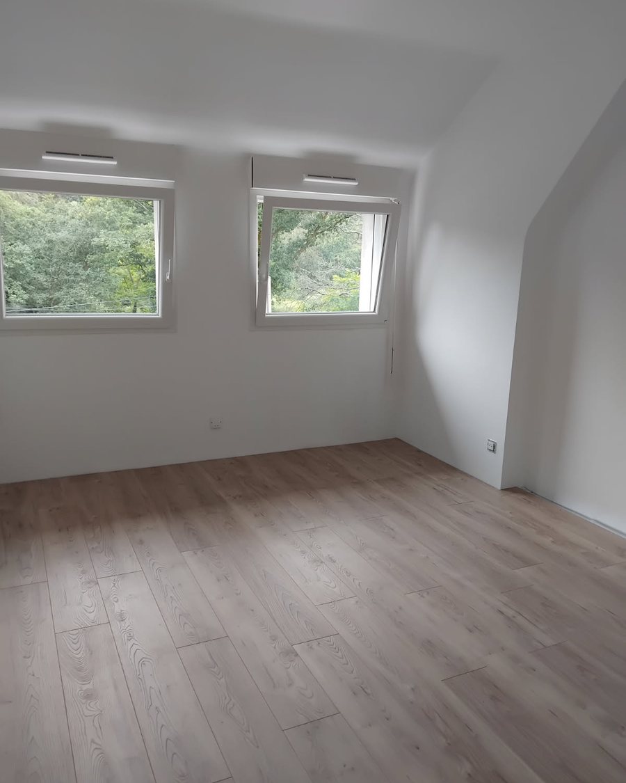 Chambre sous combles rénovée par LE QUER Plâtrerie : plâtrerie, isolation et parquet